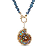 Pendentif nautile en ammonite 14 carats sur collier noué en topaze bleue de Londres - Pièce unique