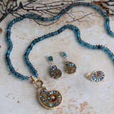 Pendentif nautile en ammonite 14 carats sur collier noué en topaze bleue de Londres - Pièce unique